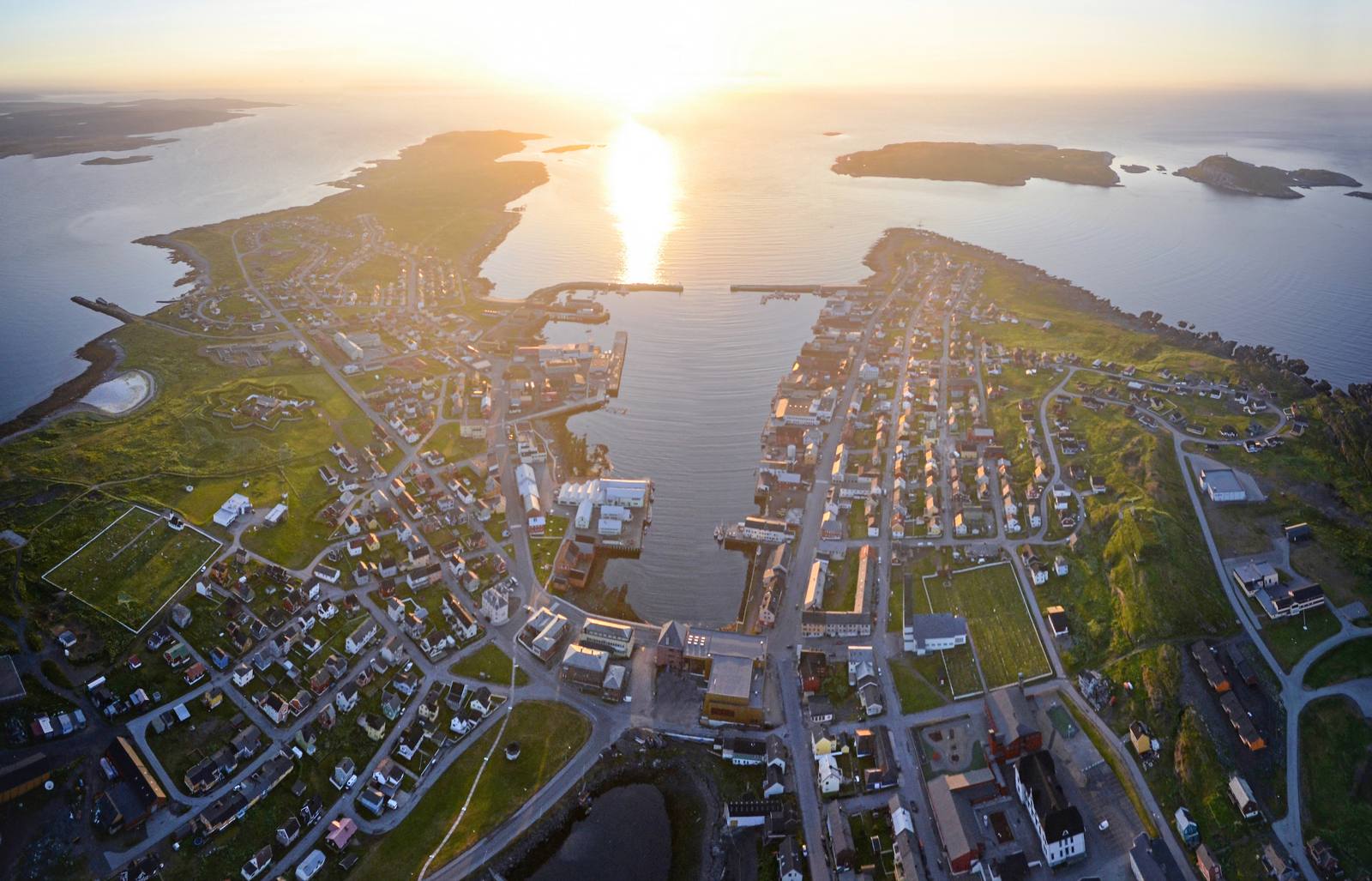 Flyfoto av øybyen Vardø i solnedgang.