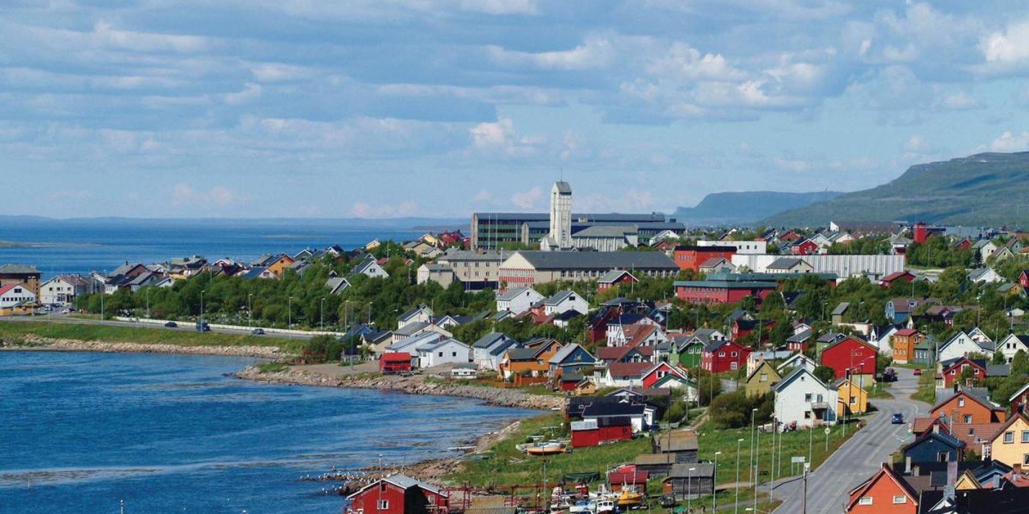 2004.06.00 Vadsø med kirken og Rådhuset. Europaveien E75. Varanger, Varangerfjorden, Finnmark. © Øystein Søbye / NN / Samfoto     35,5 MB TIF 23.05.05 15:25